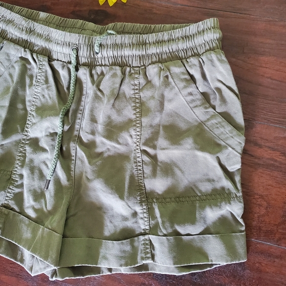 UNIVERSAL THREAD GREEN SHORTS - Picture 2 of 8